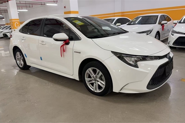 A batch of new cars in stock - Toyota Corolla 1.8L hybrid models manufactured in May 2022