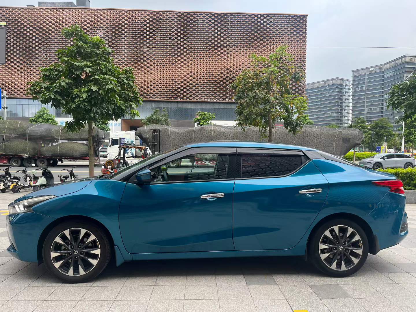 2016 NISSAN LANNIA